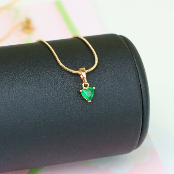 "Tiny Green Heart Pendant in Gold Plated Brass, XPPT1302 - Picture 4 of 12